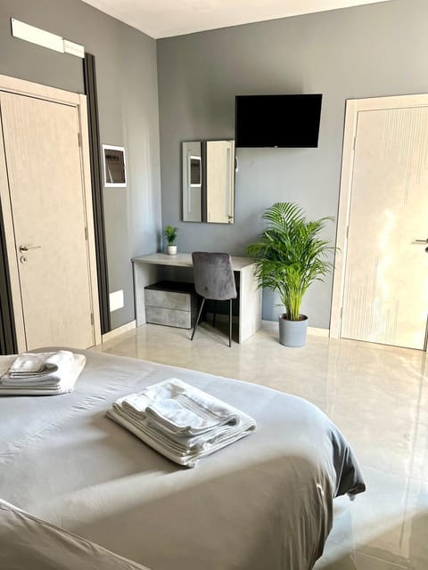 Communal lounge/ TV room, Bed, TV and multimedia, Kitchen or kitchenette, Photo of the whole room, Bedroom, towels, wardrobe