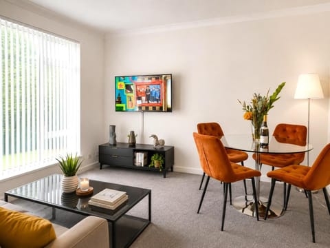 TV and multimedia, Living room, Seating area, Dining area