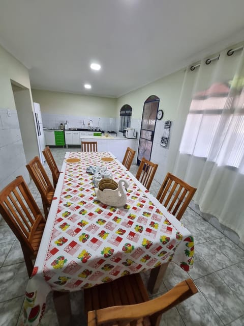 Super Confortável, WiFi Rápido, Garagem Coberta, 2 Banheiros, Suíte, 3 Quartos, Microondas, Cozinha Grande Completa, Mesa de Jantar Grande, Entrada Privativa, Perto do Shopping Pátio Matosinhos, 5 min do Centro Histórico Apartment in State of Rio de Janeiro