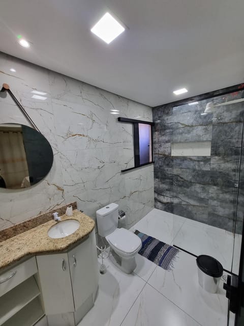 Super Confortável, WiFi Rápido, Garagem Coberta, 2 Banheiros, Suíte, 3 Quartos, Microondas, Cozinha Grande Completa, Mesa de Jantar Grande, Entrada Privativa, Perto do Shopping Pátio Matosinhos, 5 min do Centro Histórico Apartment in State of Rio de Janeiro