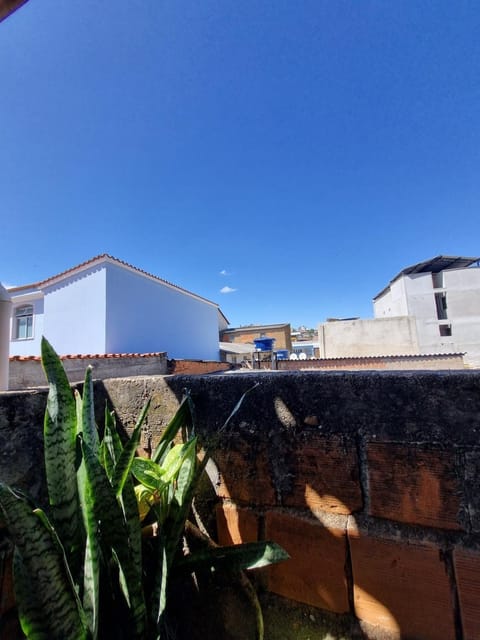 Super Confortável, WiFi Rápido, Garagem Coberta, 2 Banheiros, Suíte, 3 Quartos, Microondas, Cozinha Grande Completa, Mesa de Jantar Grande, Entrada Privativa, Perto do Shopping Pátio Matosinhos, 5 min do Centro Histórico Apartment in State of Rio de Janeiro