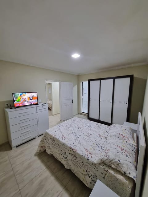 Super Confortável, WiFi Rápido, Garagem Coberta, 2 Banheiros, Suíte, 3 Quartos, Microondas, Cozinha Grande Completa, Mesa de Jantar Grande, Entrada Privativa, Perto do Shopping Pátio Matosinhos, 5 min do Centro Histórico Apartment in State of Rio de Janeiro