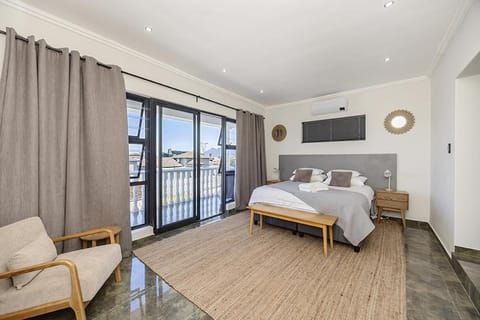 Bed, TV and multimedia, View (from property/room), Balcony/Terrace, Bedroom, towels