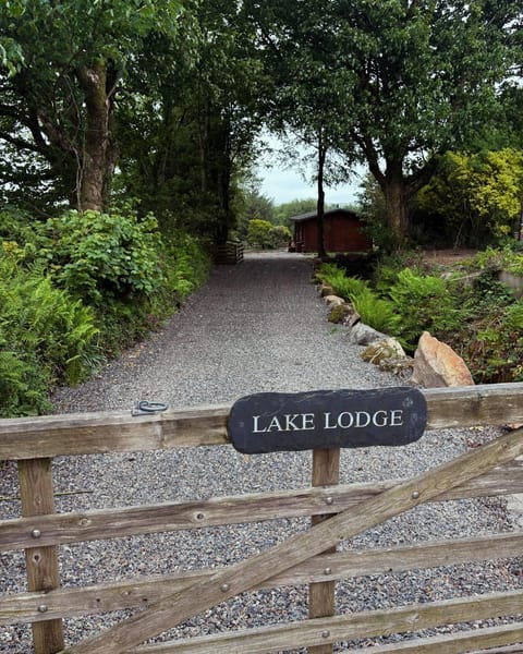 Brynmeini Lake Lodge Nature lodge in Clydau