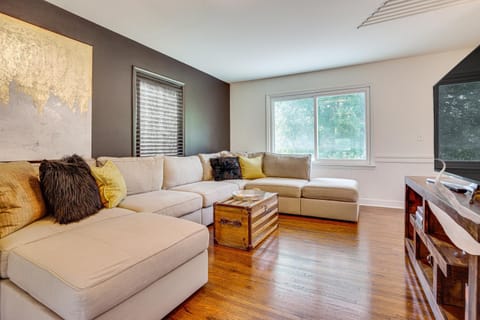 Cabin with Halstead Bay Access Hot Tub, Sauna, Dock Cabin in Minnetrista