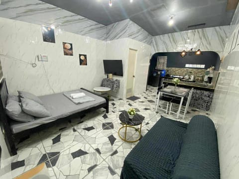 Bed, TV and multimedia, Kitchen or kitchenette, Living room, Photo of the whole room, Seating area, Dining area, Bedroom