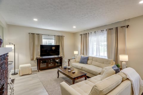 1 Mi to Cedar Point Family Getaway with Porch! House in Sandusky