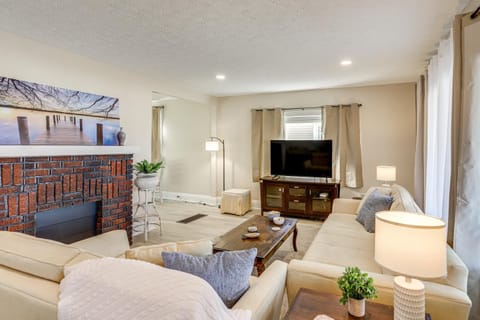 1 Mi to Cedar Point Family Getaway with Porch! House in Sandusky