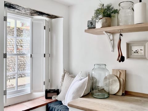 Neighbourhood, Kitchen or kitchenette, Decorative detail, Seating area, City view, Street view, Area and facilities