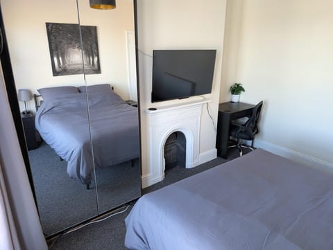 Bed, TV and multimedia, Bedroom, wardrobe