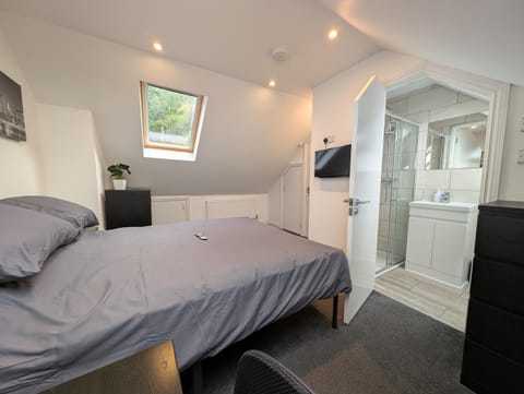 Bed, TV and multimedia, Bedroom