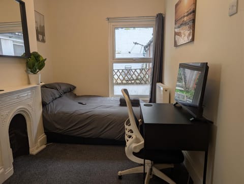 Bed, TV and multimedia, Bedroom