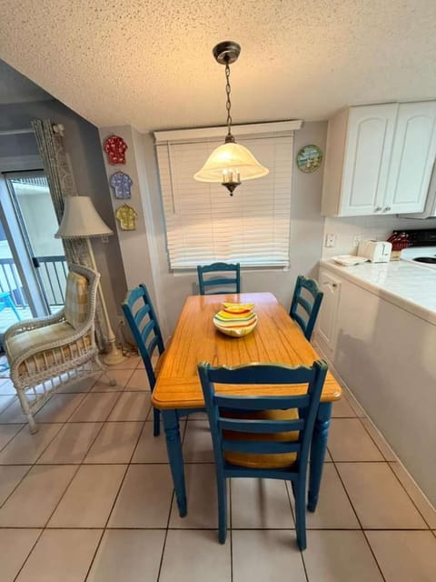 Balcony/Terrace, Kitchen or kitchenette, Living room, Seating area, Dining area, stove, toaster