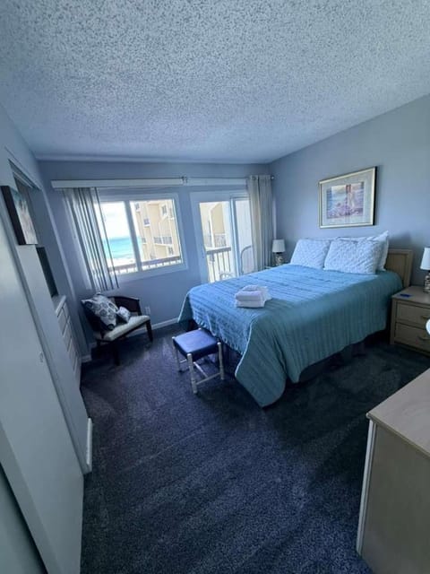 Bed, TV and multimedia, Balcony/Terrace, Photo of the whole room, Bedroom