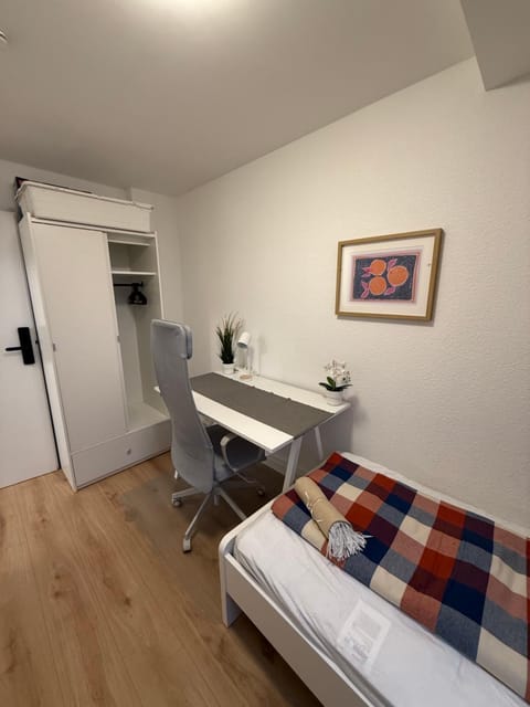 Bed, Photo of the whole room, Seating area, Bedroom