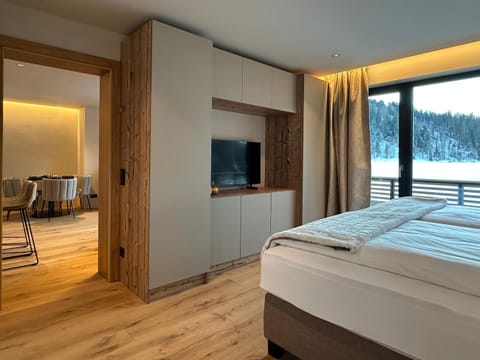 Bed, TV and multimedia, Photo of the whole room, Bedroom, wardrobe