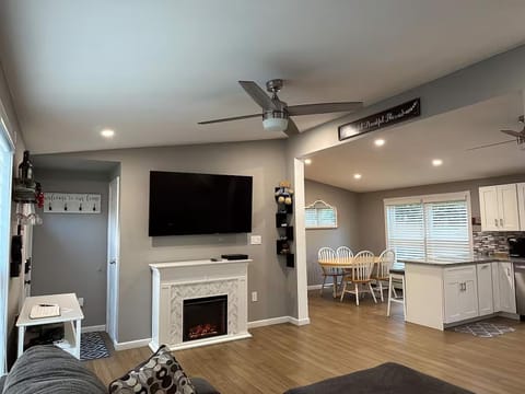 TV and multimedia, Kitchen or kitchenette, Living room, Seating area, Dining area