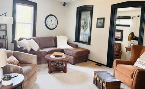 Luxurious 1875 centrally located Canton Akron home, expansive primary & sunset view House in Ohio