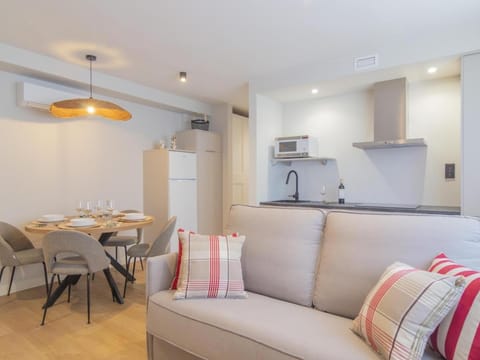 Bed, TV and multimedia, Living room, Dining area, kitchen, air conditioner