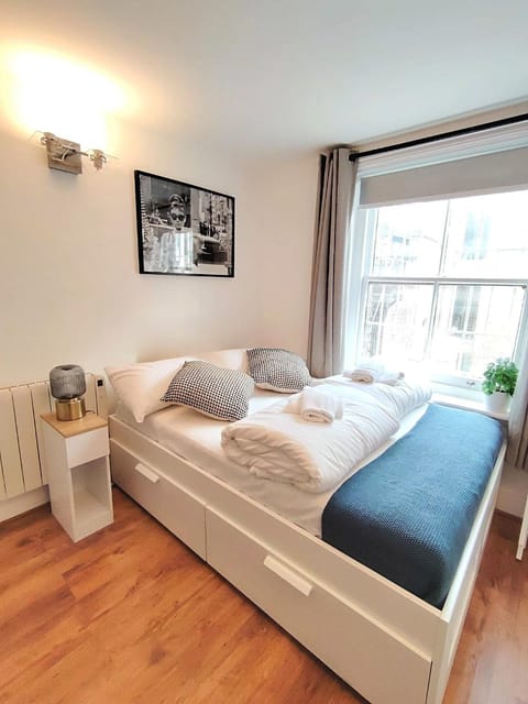 Bed, TV and multimedia, Photo of the whole room