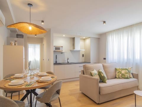 Bed, TV and multimedia, Living room, Dining area, kitchen, air conditioner