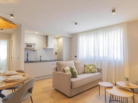 Bed, TV and multimedia, Living room, Dining area, kitchen, air conditioner