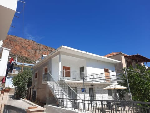 The olive House Apartment in Leonidio