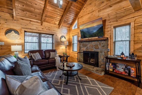 3 Bed Rm 2 Bath, Dog Friendly, Hot Tub, Game Room House in Pigeon Forge