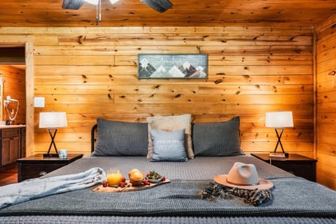 3 Bed Rm 2 Bath, Dog Friendly, Hot Tub, Game Room House in Pigeon Forge