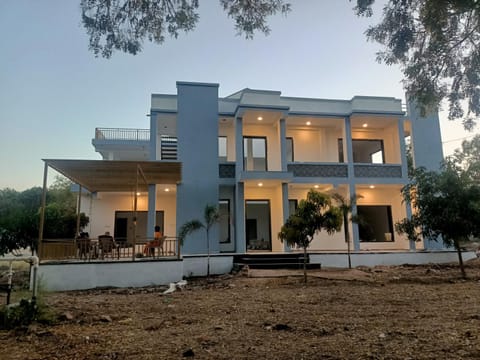 Property building, Day