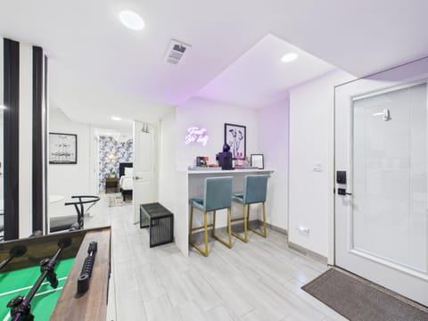 Addison Art Deco Flat Apartment in Wrigleyville