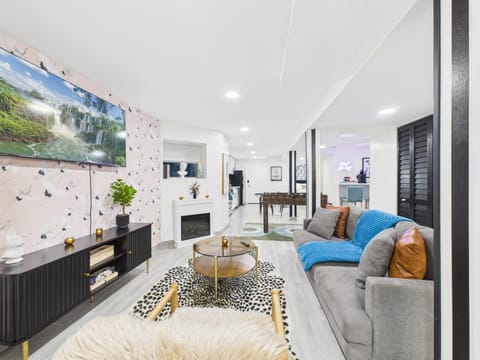 Addison Art Deco Flat Apartment in Wrigleyville