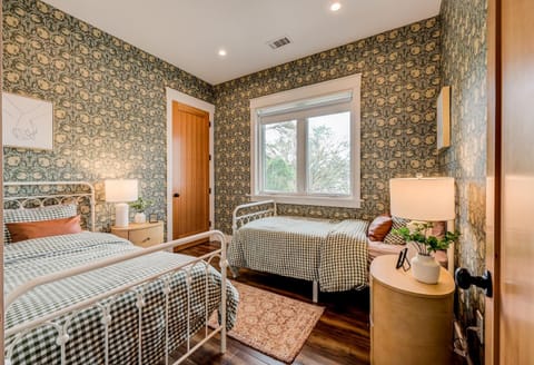 Bed, Photo of the whole room, Bedroom, air conditioner