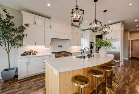 Kitchen or kitchenette, Dining area, minibar, pet friendly, stove