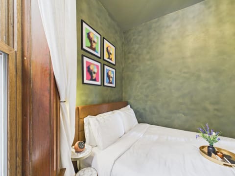 Wrigleyville Art Deco Suite Garage Apartment in Wrigleyville