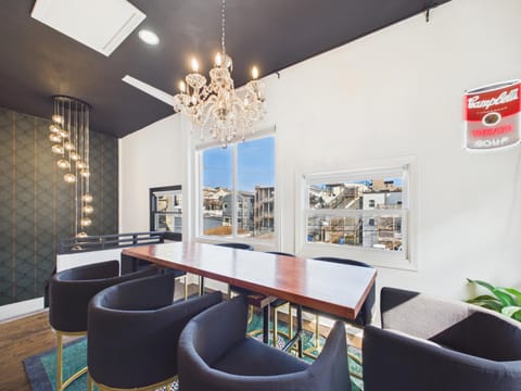 Wrigleyville Art Deco Suite Garage Apartment in Wrigleyville