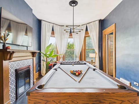 Wrigleyville Art Deco Suite Garage Apartment in Wrigleyville