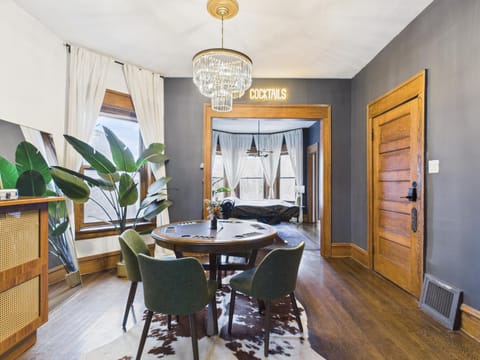 Wrigleyville Art Deco Suite Garage Apartment in Wrigleyville