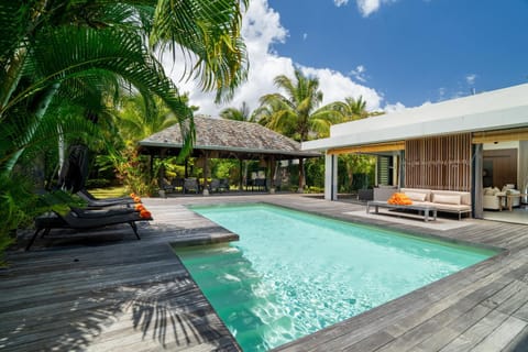 Patio, Day, Natural landscape, Garden, Garden view, Pool view, Swimming pool, sunbed