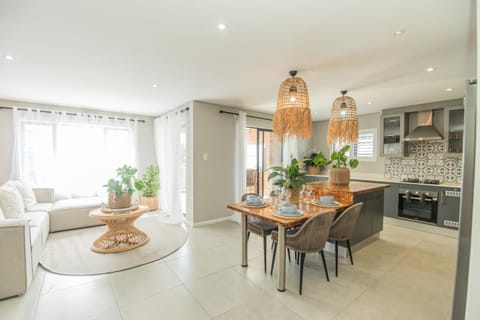 Kitchen or kitchenette, Living room, Seating area