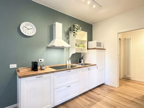 Coffee/tea facilities, oven, kitchen