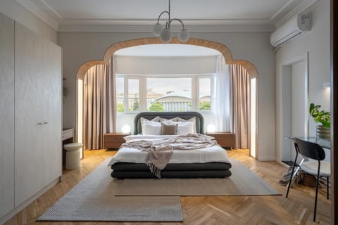 Bed, Living room, Photo of the whole room, Seating area, Bedroom