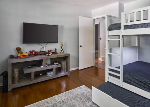 Game Room - Private Beach Access - Sleeps 8 House in Fontana-On-Geneva Lake