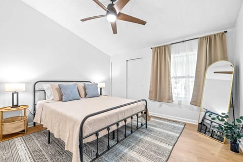 The Capri Villa - Stay for 6 House in Tampa