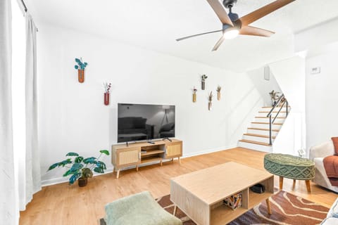 The Capri Villa - Stay for 6 House in Tampa