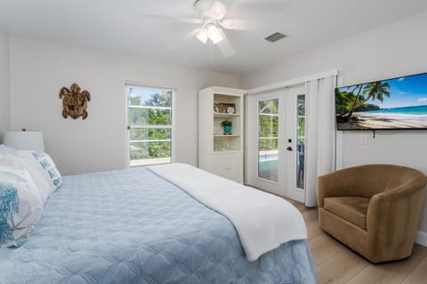 Bed, Day, TV and multimedia, View (from property/room), Seating area, Bedroom, furniture