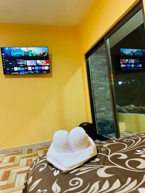 Bed, TV and multimedia, Photo of the whole room, Bedroom, towels