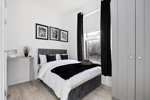 Bed, Photo of the whole room, Bedroom, wardrobe