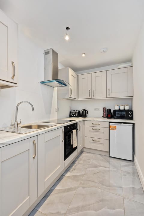 Coffee/tea facilities, Kitchen or kitchenette, dishwasher, stove, toaster