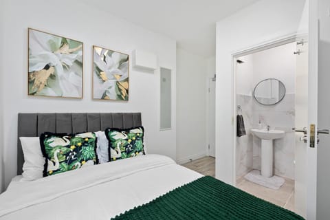 Toilet, Bed, Bathroom, Photo of the whole room, Bedroom, towels